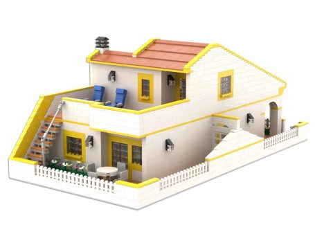 Casa de dos plantas con detalles amarillos, balcón y escaleras externas.