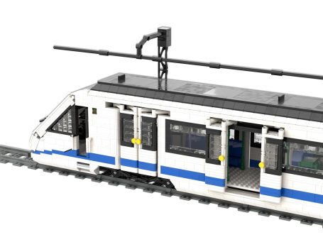 Tren CAF Serie 8000 Metro de Madrid con diseño azul y blanco, con vías de tren en la parte inferior.