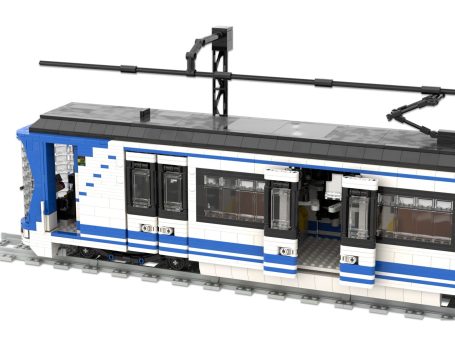 Tren CAF Serie 2000B Metro de Madrid con diseño azul y blanco, con vías de tren en la parte inferior.