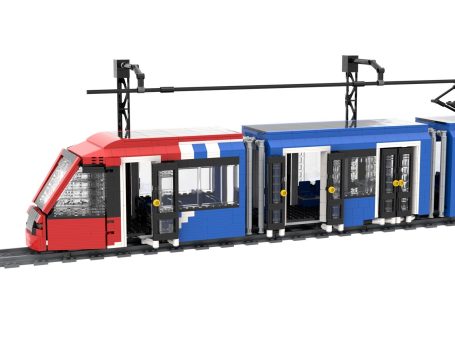 Tren de juguete de bloques con puertas y ventanas, en colores rojo y azul.