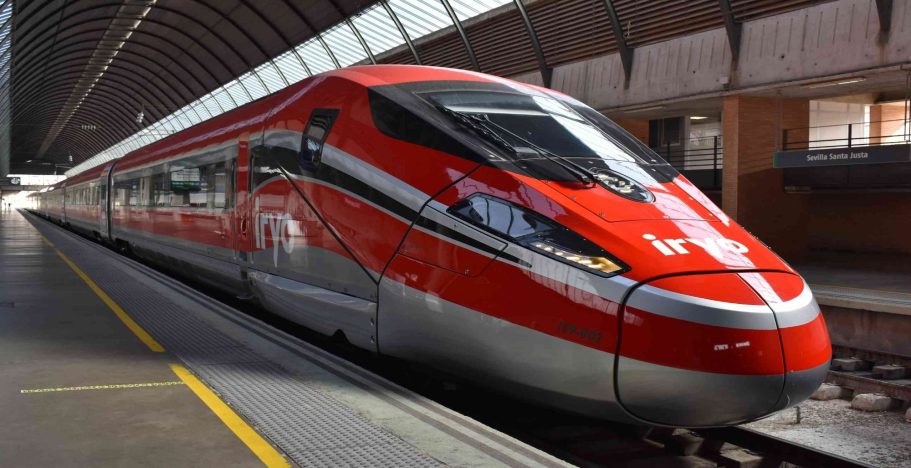 Tren de alta velocidad de color rojo en una estación moderna.