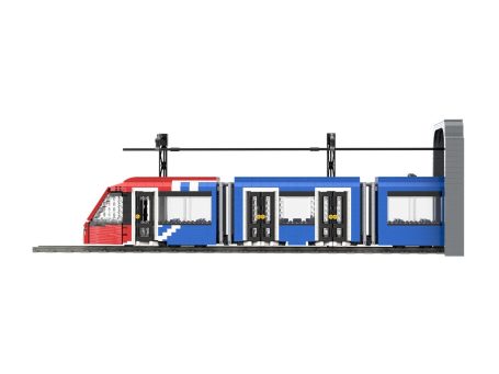 Tren de juguete en colores rojo y azul, con varias puertas y detalles arquitectónicos.