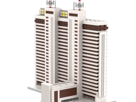 Edificios altos y modernos con antenas en la azotea y detalles arquitectónicos.