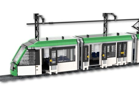 Tranvía de juguete con detalles en verde y blanco, sobre rieles.