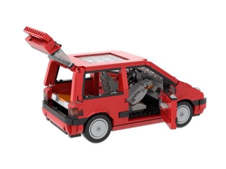 Coche rojo de juguete con puertas y maletero abiertos, estilo LEGO.