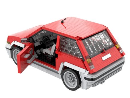 Coche rojo de juguete tipo Lego con puerta abierta y detalles interiores visibles.