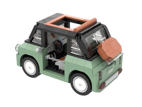 Coche de juguete verde con techo abierto y maletero rojo.