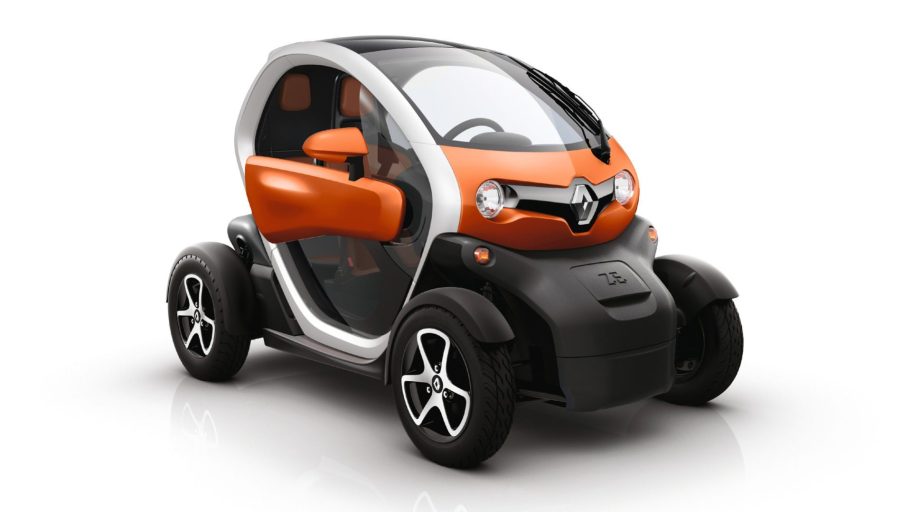 Coche eléctrico compacto con diseño futurista en tonos naranjas y grises.