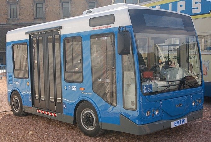 Autobús azul oscuro con puertas automáticas y diseño moderno.