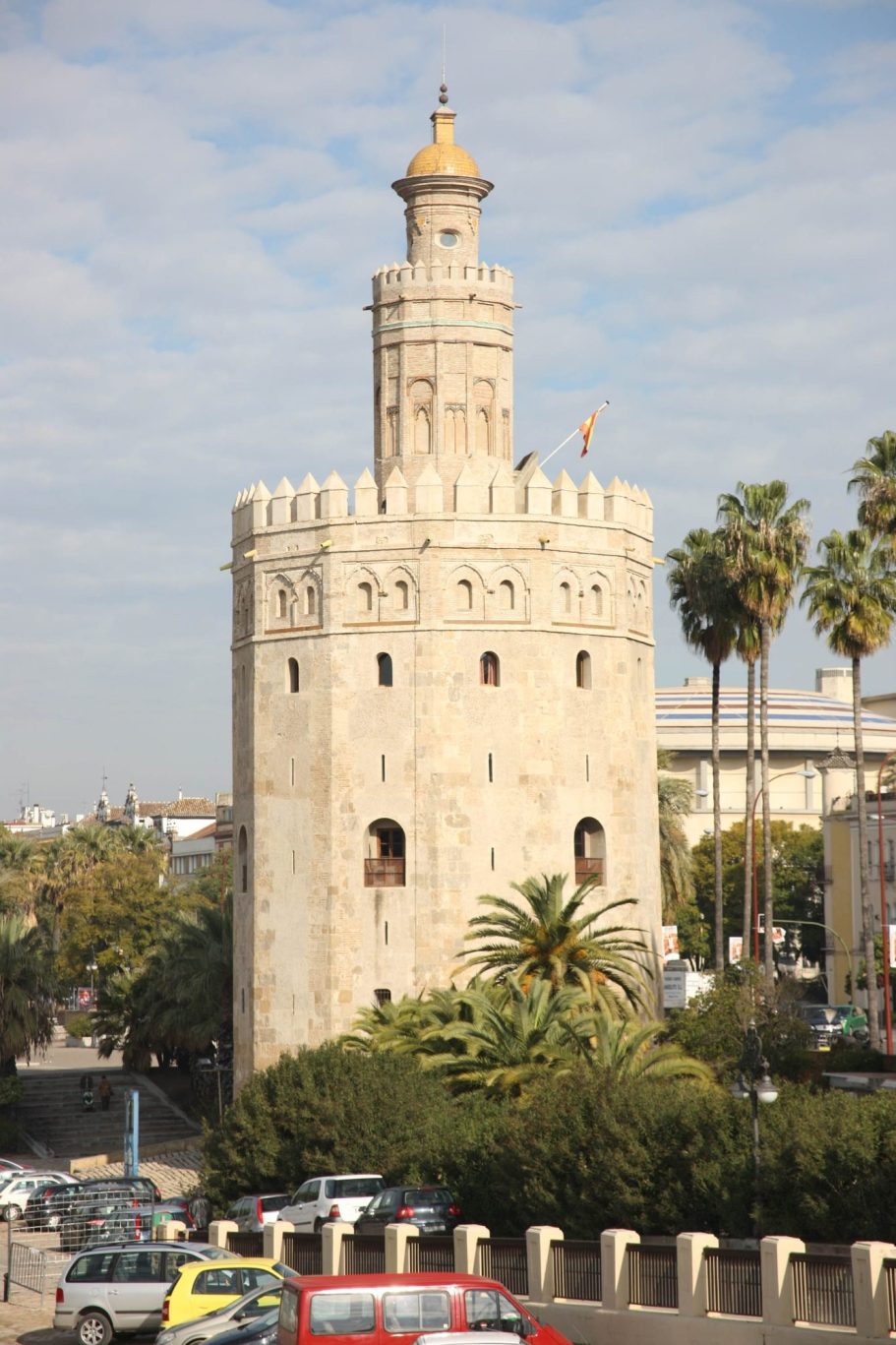 Torre de oro en Sevilla, construcción histórica con detalles arquitectónicos.