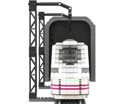 Tren futurista de bloques LEGO, con detalles en blanco y rosa, montado en un soporte.