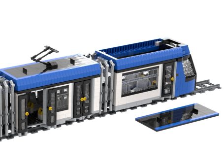 Tranvía Alstom Citadis Compact en colores azul y blanco, con puertas abiertas.