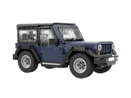 Vehículo todoterreno azul con techo de lona y diseño clásico de cuatro puertas.