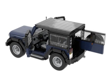 Vehículo todoterreno azul con capota negra y puertas abiertas.