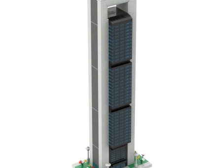 Torre alta con paneles solares y vegetación alrededor en la base.