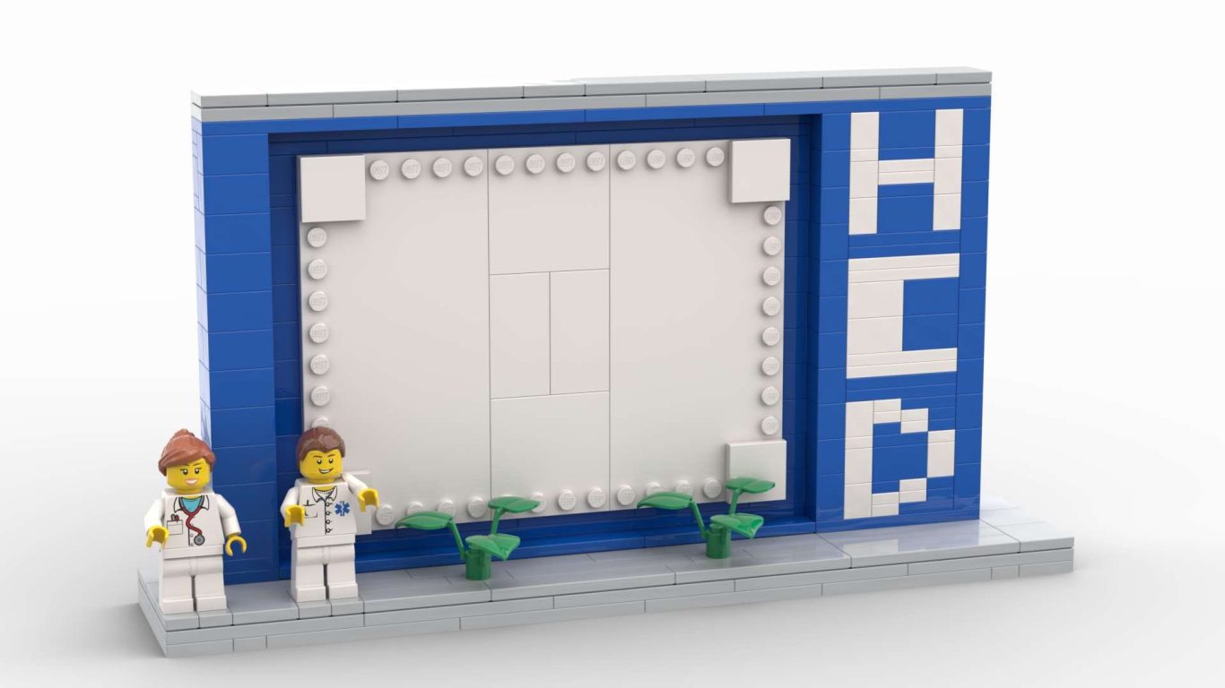 Marco de fotos Lego con dos figuras y un fondo que dice "HCD".