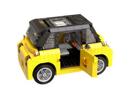 Coche de juguete amarillo de ladrillos, con puerta abierta y detalles en el interior.