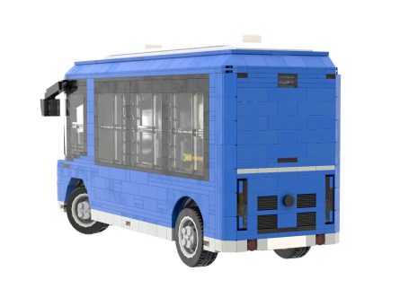 Minibús azul de juguete con detalles en negro y ventanas transparentes.