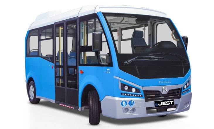 Autobús de ciudad de color azul con diseño moderno y puertas delanteras abiertas.