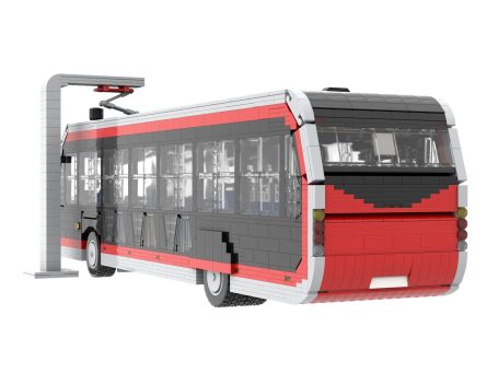Autobús moderno en estilo lego, con diseño rojo y gris y cargador en la parte superior.