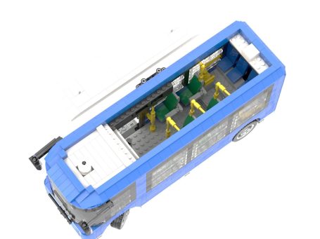 Maqueta de autobús azul con asientos interiores verdes y amarillos.