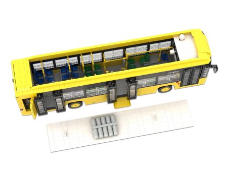 Autobús urbano amarillo con diseño de asientos y acceso en la parte delantera.