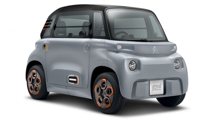 Coche eléctrico compacto y moderno con diseño minimalista y color gris.