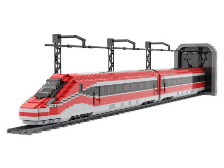 Tren de juguete en colores rojo y gris saliendo de un túnel.