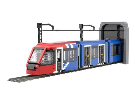 Tren de juguete con dos vagones, uno rojo y otro azul, en una estación.