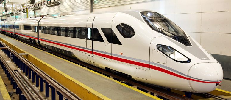 Tren de alta velocidad moderno en una estación, de color blanco con detalles rojos.