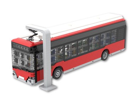 Autobús de juguete rojo y negro en una parada, con detalles en la carrocería.