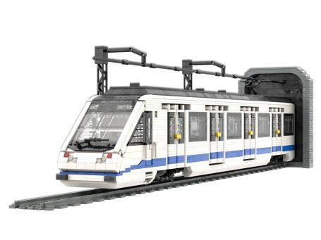 Tren CAF Serie 8000 Metro de Madrid de diseño moderno en colores blanco y azul, sobre rieles.