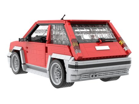 Coche Lego rojo con detalles en negro y ventanas traseras.