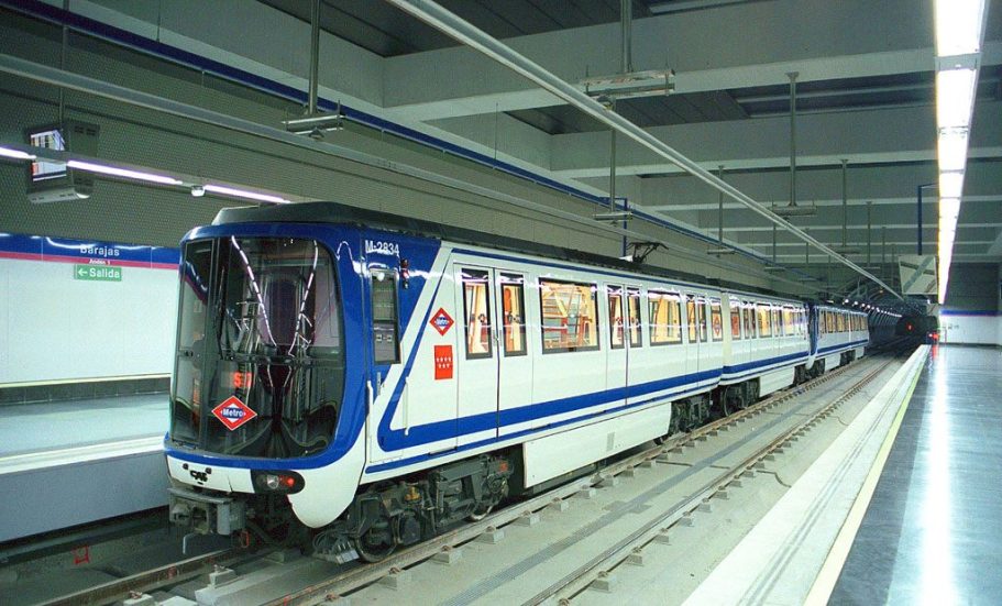 Tren de metro de diseño moderno en una estación subterránea.