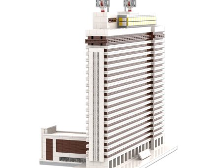 Edificio alto de diseño moderno con ventanas y antenas en la azotea.