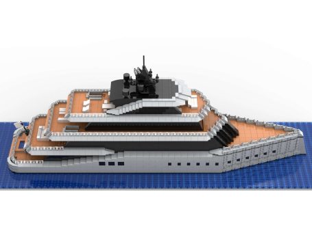 Yate de lujo moderno con múltiples cubiertas y un diseño elegante.