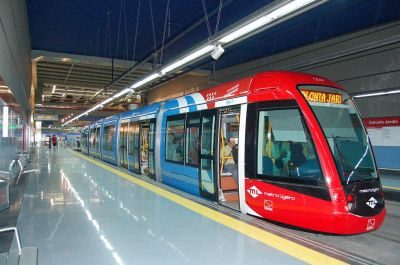 Tranvía en una estación, con colores rojo y azul.