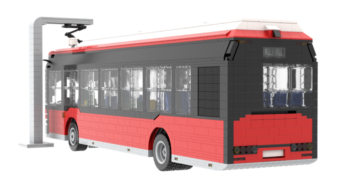 Autobús rojo y negro con tecnología de carga eléctrica en una estación.