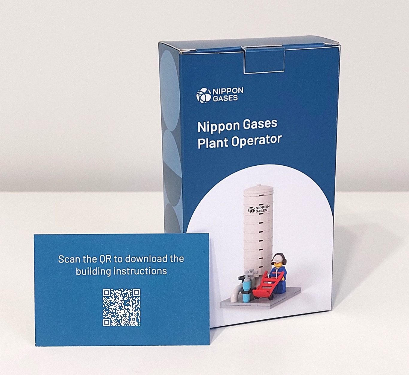 Caja del operador de planta de Nippon Gases con instrucciones y código QR.