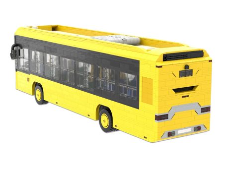 Autobús amarillo con diseño moderno, puertas traseras y ventanas grandes.