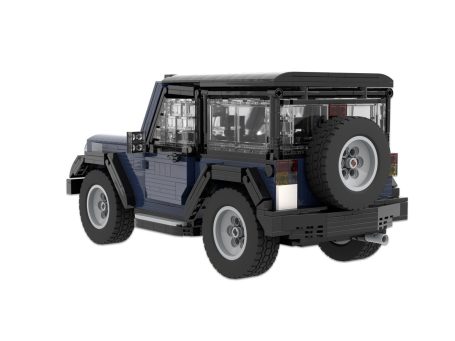 Vehículo todoterreno azul con techo negro y rueda de repuesto en la parte trasera.