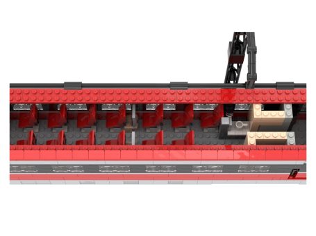 Vista superior de un tren con asientos rojos y un carro de carga.