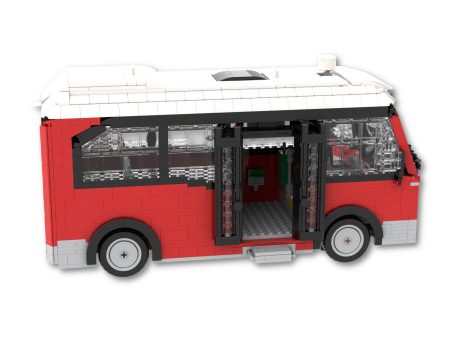 Minibús de juguete rojo con puertas abiertas y detalles en el interior.