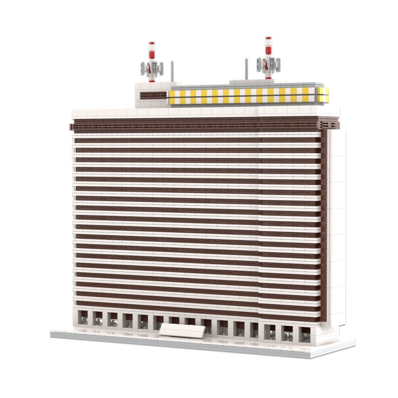 Edificio alto con fachada de tiras horizontales y dos antenas en la parte superior.